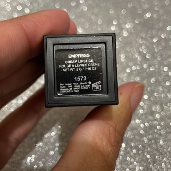 Huda Beauty | Power Bullet Cream Glow Lipstick | Bossy Brown Empress - Picture 4 of 4